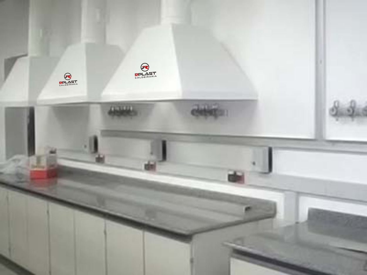 Engenheiro inspecionando equipamento